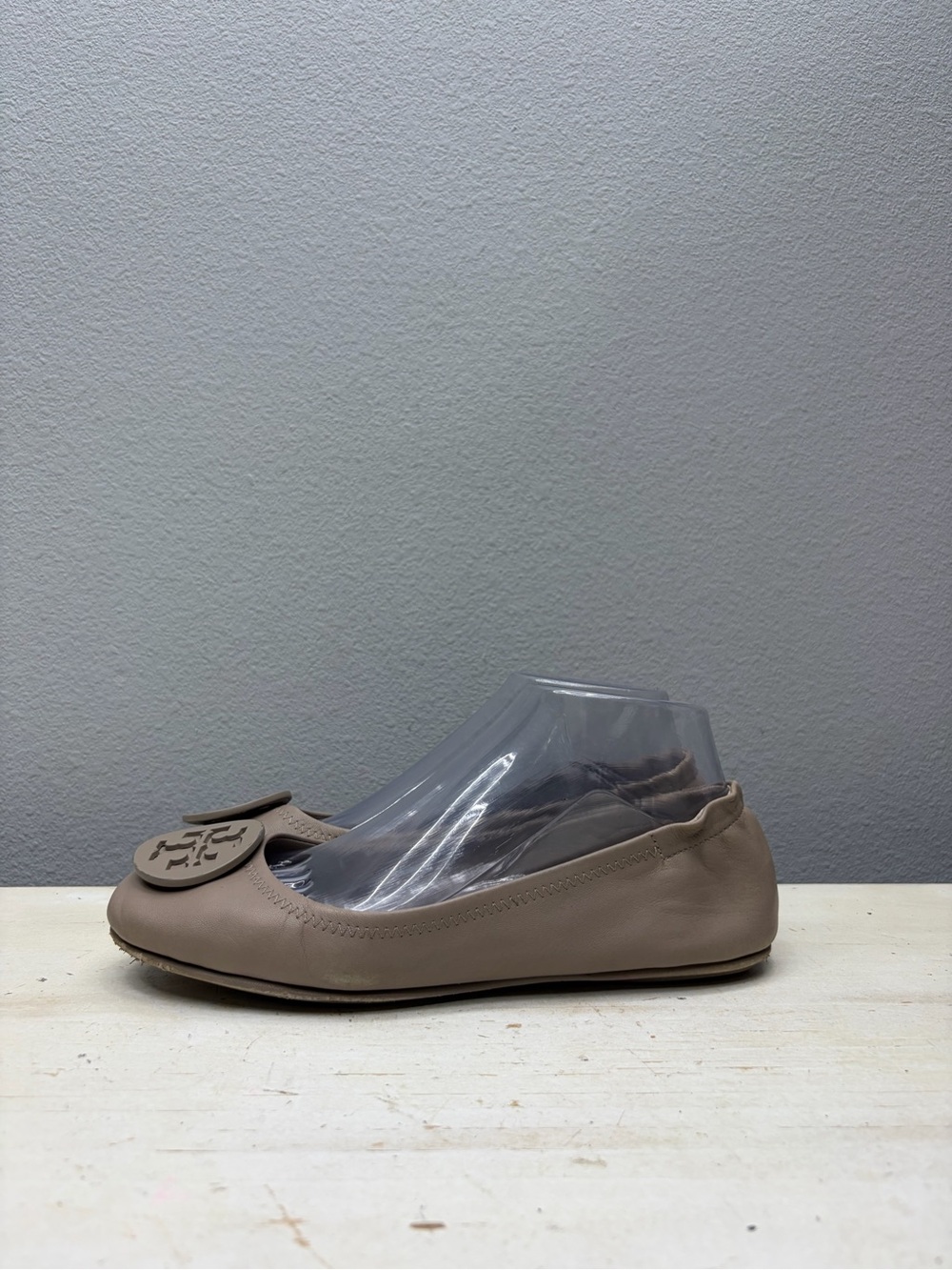 Tory Burch Beige Leather Mini Travel Flats Size 8